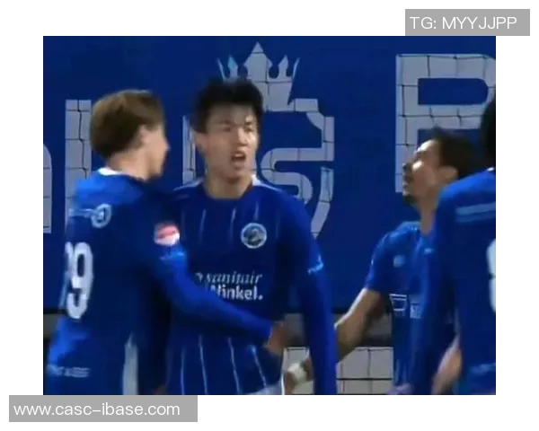 邓伯什与埃因的激烈对决揭示足球战术与团队合作的精彩瞬间 邓伯什与埃因的激烈对决揭示足球战术与团队合作的精彩瞬间